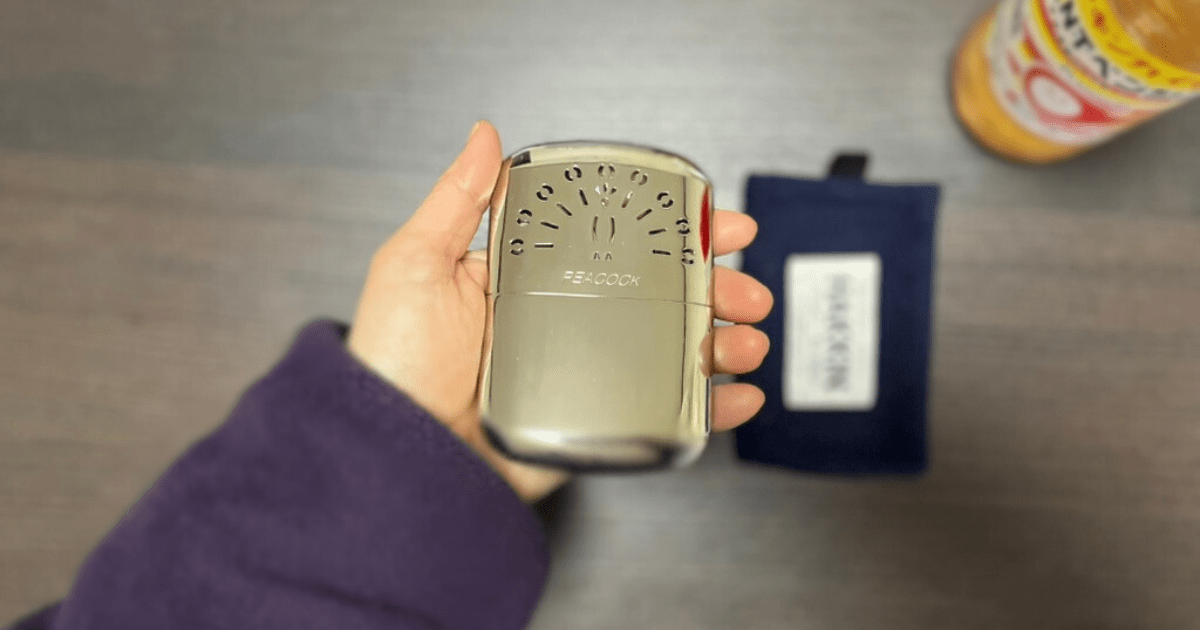 火を付ける前のハクキンカイロを手に持った様子。手のひらに収まるサイズ感と、シルバーの落ち着いたかっこよさが伝わる写真🌿