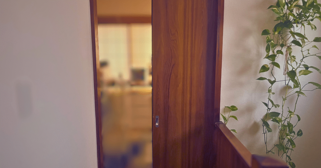 誰もいない部屋へ続く、半分閉じたドアの写真🌿