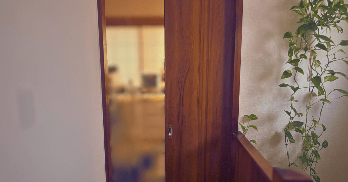 誰もいない部屋へ続く、半分閉じたドアの写真🌿