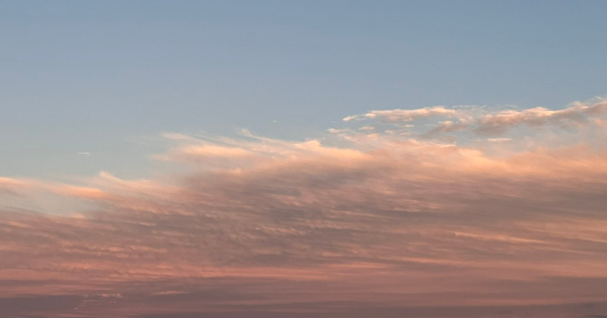 夕日が沈んだあと、薄い青空にピンク色の雲が広がる静かな空🌿