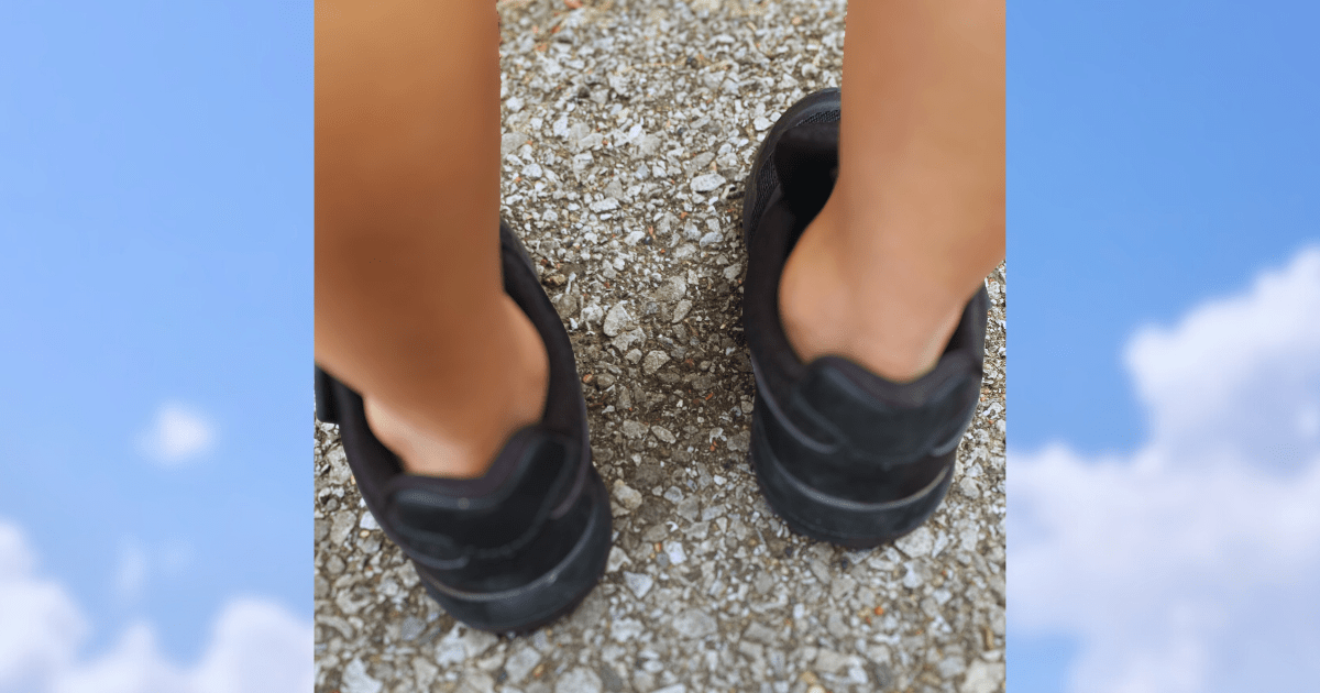 小さな子どもが靴を履いている足元の写真。母から受け継いだおまじないが、新しい一歩を守ってくれるイメージ