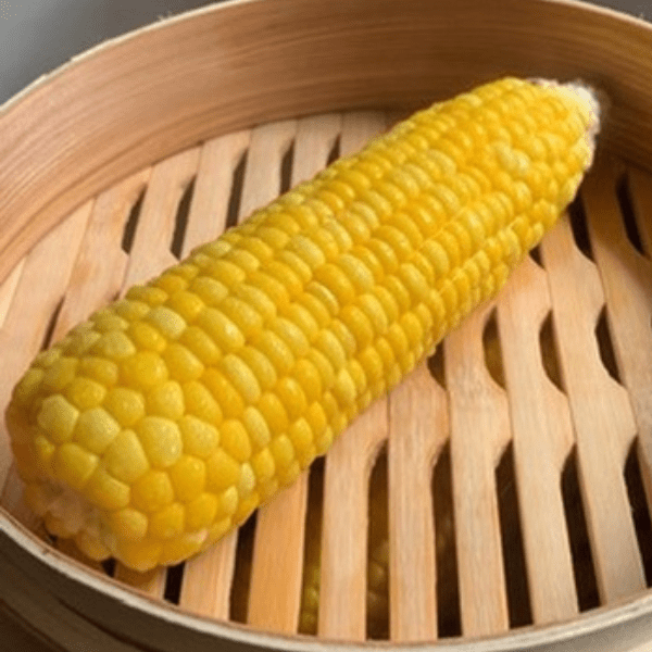 蒸籠でとうもろこしを蒸している様子