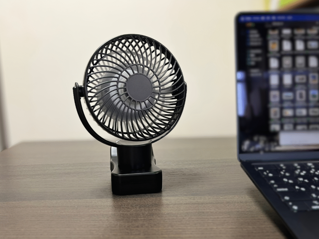 デスクでパソコン作業をしながら使っているUSB充電式クリップ扇風機🌿