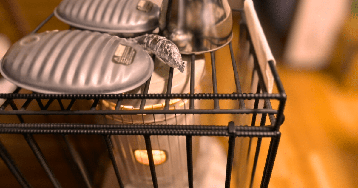 暖房の上に置かれた湯たんぽとやかん、乾かしているふきんと焼き芋のある冬の朝の風景🌿